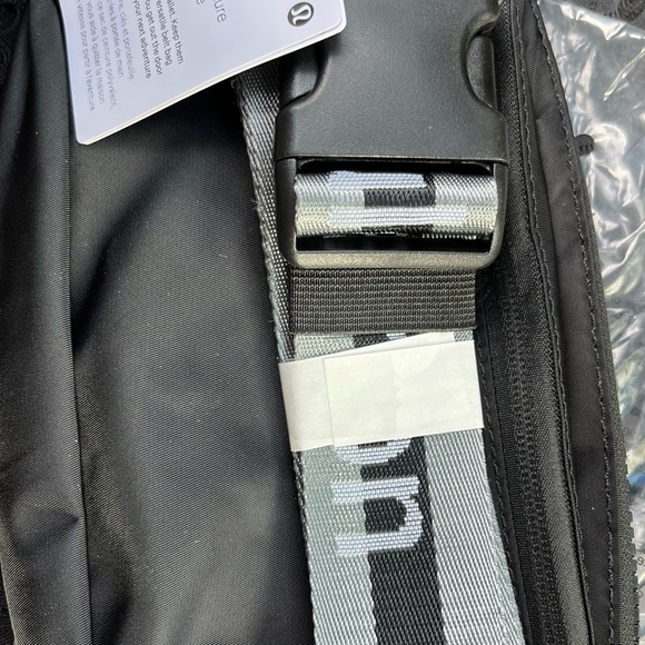 Lululemon Athletica Everywhere Belt Bag, Black, 7.5 x 5 x 2 inches - Picture 3 of 5